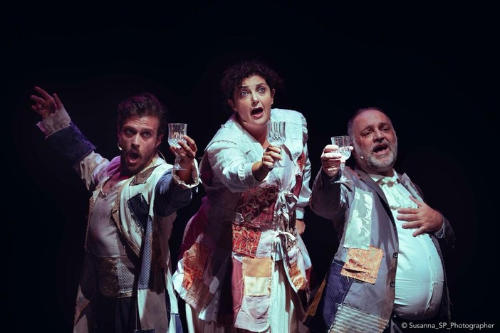 Un'immagine di scena dello spettacolo con, da sinistra a destra: Andrea Caldi, Elena Romano e Fabio Fassio Un'immagine di scena dello spettacolo con, da sinistra a destra: Andrea Caldi, Elena Romano e Fabio Fassio