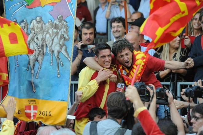 Tittia e il Rettore Pier Paolo Verri dopo la vittoria del 2016 Tittia e il Rettore Pier Paolo Verri dopo la vittoria del 2016