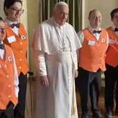 Ragazzi e ragazze dell'Albergo Etico in posa con Papa Francesco in occasione della sua visita ad Asti