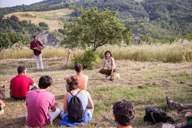 Un quarto di secolo tra teatro e natura, a Coazzolo inizia il festival Paesaggi e oltre con “Tra gli alberi walk” Un quarto di secolo tra teatro e natura, a Coazzolo inizia il festival Paesaggi e oltre con “Tra gli alberi walk”