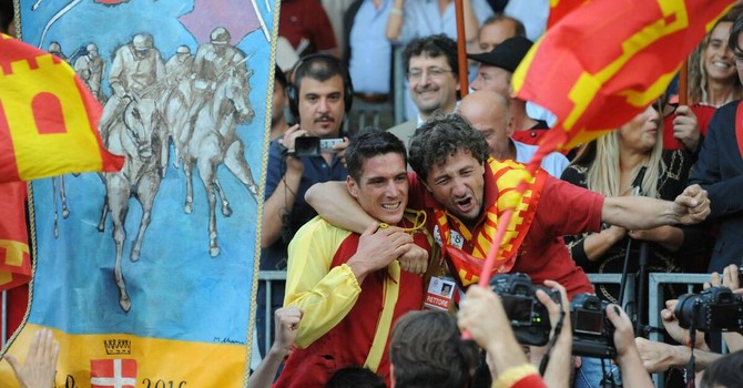 Tittia in una foto di archivio (con il rettore) per la vittoria di Nizza Monferrato Tittia in una foto di archivio (con il rettore) per la vittoria di Nizza Monferrato