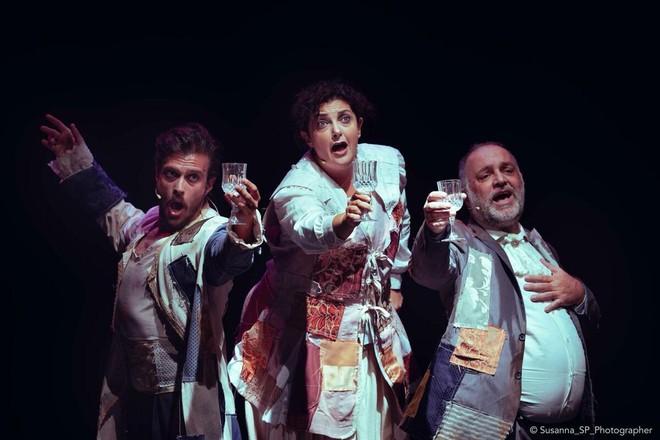 Un'immagine di scena dello spettacolo con, da sinistra a destra: Andrea Caldi, Elena Romano e Fabio Fassio