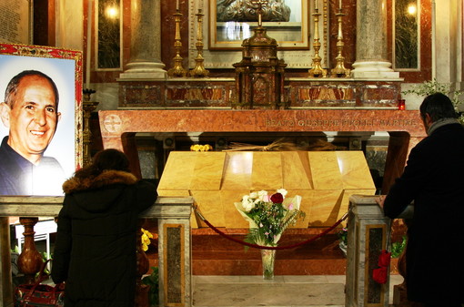 Foto e tomba di don Puglisi, nella Cattedrale di Palermo