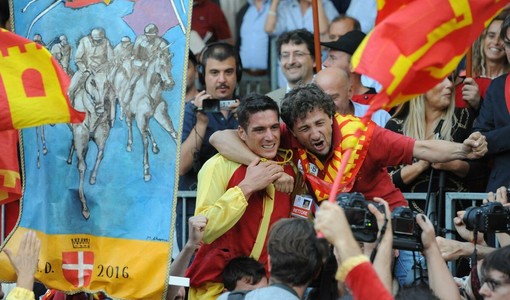 Tittia in una foto di archivio (con il rettore) per la vittoria di Nizza Monferrato