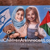 Un murales, comparso su un muro londinese, rimarca con forza che tutti i bambini sono innocenti