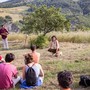 Un quarto di secolo tra teatro e natura, a Coazzolo inizia il festival Paesaggi e oltre con “Tra gli alberi walk” Un quarto di secolo tra teatro e natura, a Coazzolo inizia il festival Paesaggi e oltre con “Tra gli alberi walk”