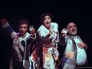 Un'immagine di scena dello spettacolo con, da sinistra a destra: Andrea Caldi, Elena Romano e Fabio Fassio Un'immagine di scena dello spettacolo con, da sinistra a destra: Andrea Caldi, Elena Romano e Fabio Fassio