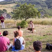 Un quarto di secolo tra teatro e natura, a Coazzolo inizia il festival Paesaggi e oltre con “Tra gli alberi walk” Un quarto di secolo tra teatro e natura, a Coazzolo inizia il festival Paesaggi e oltre con “Tra gli alberi walk”