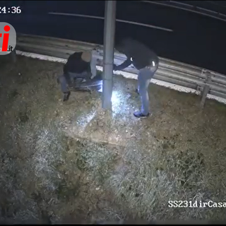 Un fermo immagine tratto dal video del taglio avvenuto sulla tangenziale di Asti la notte tra il 23 e il 24 dicembre