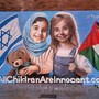 Un murales, comparso su un muro londinese, rimarca con forza che tutti i bambini sono innocenti