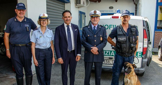 L'assessore Giacomini con il comandante della polizia locale Saracco, i commissari Ivaldi e Borgo con il nuovo cane e il suo conduttore
