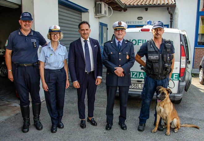 L'assessore Giacomini con il comandante della polizia locale Saracco, i commissari Ivaldi e Borgo con il nuovo cane e il suo conduttore
