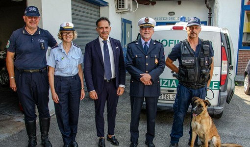 L'assessore Giacomini con il comandante della polizia locale Saracco, i commissari Ivaldi e Borgo con il nuovo cane e il suo conduttore