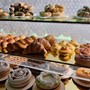 Una delle vetrine della nuova pasticceria del Presepe di Anna Rosa Nicola