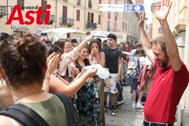 I tradizionali gavettoni di fine anno scolastico (Merphefoto) I tradizionali gavettoni di fine anno scolastico (Merphefoto)