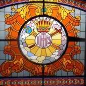 Una delle vetrate artistiche della chiesa di San Martino a Calosso Una delle vetrate artistiche della chiesa di San Martino a Calosso