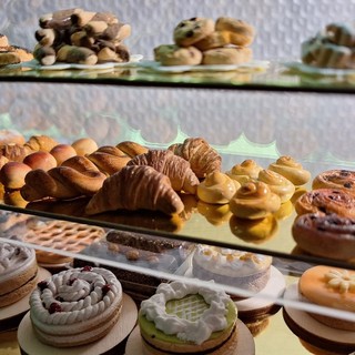Una delle vetrine della nuova pasticceria del Presepe di Anna Rosa Nicola