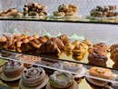 Una delle vetrine della nuova pasticceria del Presepe di Anna Rosa Nicola