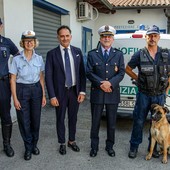 L'assessore Giacomini con il comandante della polizia locale Saracco, i commissari Ivaldi e Borgo con il nuovo cane e il suo conduttore