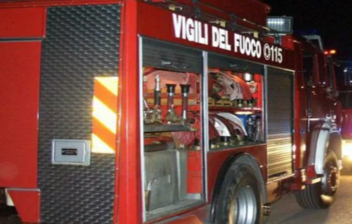 Auto in fiamme nella notte in corso don Minzoni ad Asti