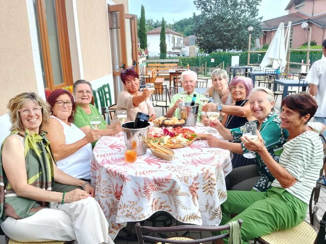 Il presidente Melardi con le donne della Pro loco Il presidente Melardi con le donne della Pro loco