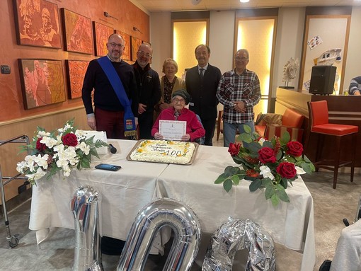 La neo centenaria con il sindaco Rasero e alcuni parenti