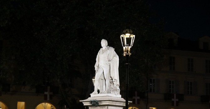 La statua di Alfieri, nell'omonima piazza cittadina, ritratta in un suggestivo scatto notturno di Merfephoto - Efrem Zanchettin