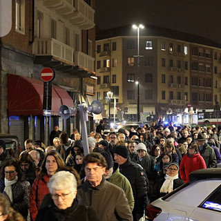 Il corteo della Via crucis nel Venerdì santo astigiano (MerfePhoto)