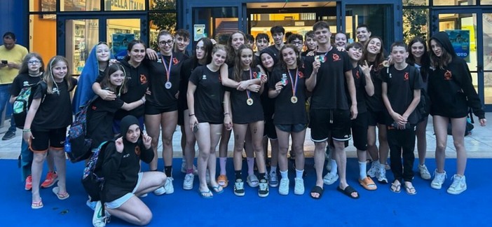 Foto di gruppo della ValleBelbo Sport della scorsa edizione dei Campionati Italiani CSI a Lignano Sabbiadoro