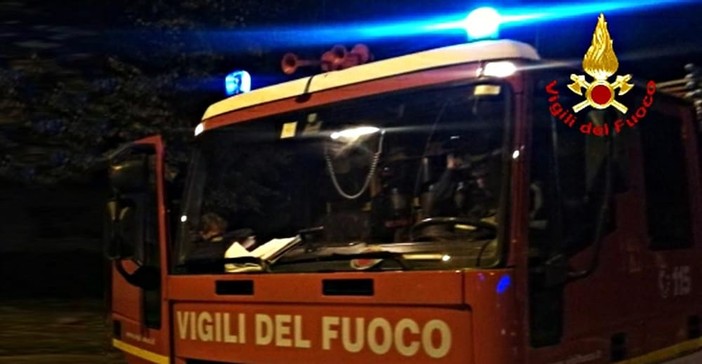 Paura ad Asti in via Silvio Pellico per un incendio tetto: intervento decisivo dei vigili del fuoco