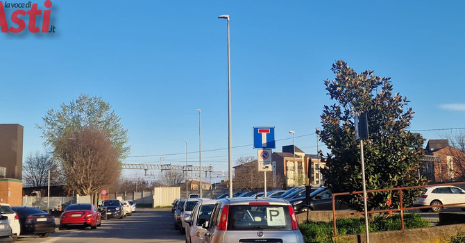 Vicolo Goito ostaggio di degrado e pendolari: la lettera amara di un cittadino astigiano