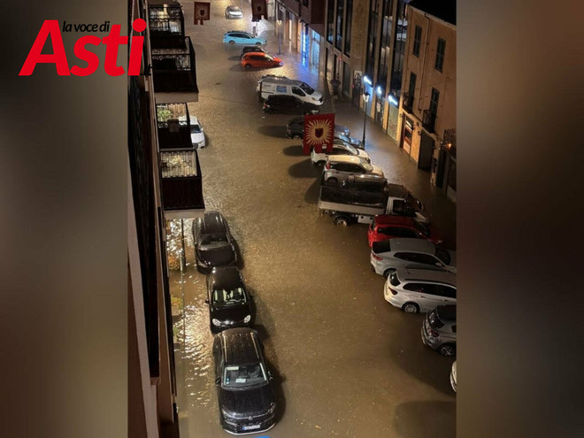 Via Cavour allagata dopo il maltempo Via Cavour allagata dopo il maltempo