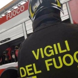 Prendono fuoco una decina di trattori all'esterno della ditta Sconfienza di Mombercelli: sul posto vigili del fuoco e carabinieri