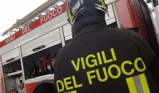 Pomeriggio di paura a Calliano per un vasto incendio che ha coinvolto quattro abitazioni