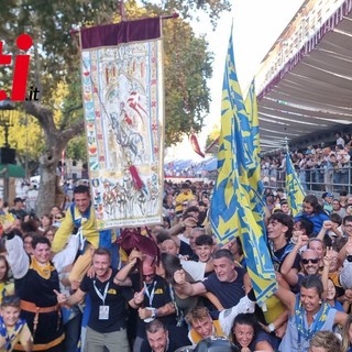 L'incontenibile gioia dei borghigiani giallo-blu