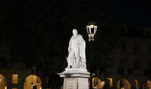 La statua di Alfieri, nell'omonima piazza cittadina, ritratta in un suggestivo scatto notturno di Merfephoto - Efrem Zanchettin La statua di Alfieri, nell'omonima piazza cittadina, ritratta in un suggestivo scatto notturno di Merfephoto - Efrem Zanchettin