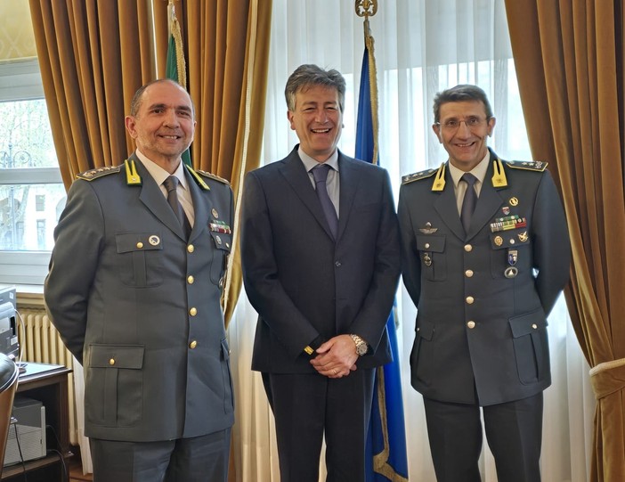 Il prefetto Ventrice con alla sua destra il generale Avitabile e alla sua sinistra il colonnello Garaglio