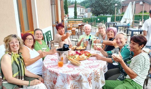 Il presidente Melardi con le donne della Pro loco Il presidente Melardi con le donne della Pro loco