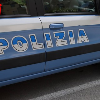 Minaccia i passanti con il bastone in corso Savona: all'arrivo della polizia fugge scagliando a terra una bottiglia