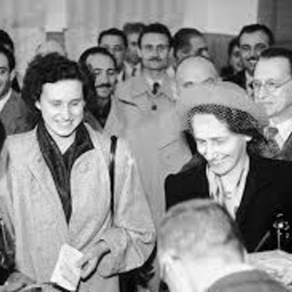 Una storica immagine delle elezioni del 1946, le prime a suffragio universale