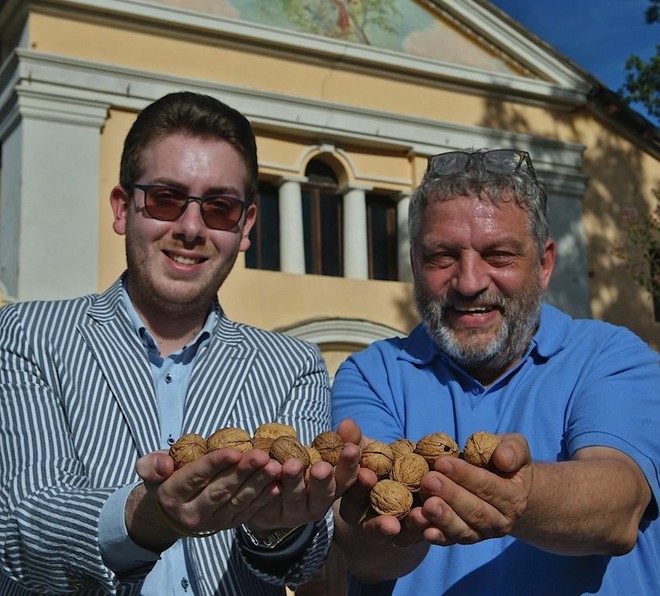 Il sindaco di Villanova Solaro Gabriele Giletta con il presidente della Pro loco Mauro Rosso Ph. Agenzia Acca Il sindaco di Villanova Solaro Gabriele Giletta con il presidente della Pro loco Mauro Rosso Ph. Agenzia Acca