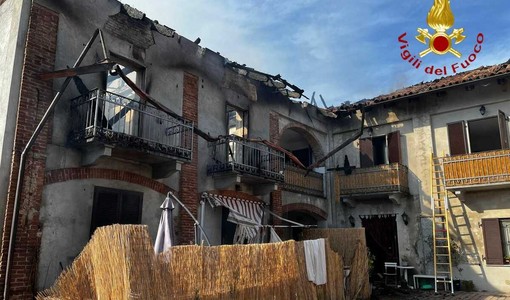 Pomeriggio di paura a Calliano per un vasto incendio che ha coinvolto un ampio fabbricato