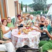 Il presidente Melardi con le donne della Pro loco Il presidente Melardi con le donne della Pro loco