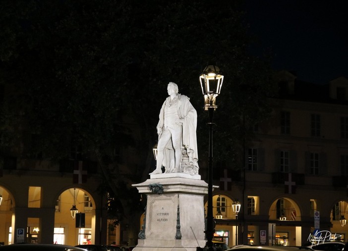 La statua di Alfieri, nell'omonima piazza cittadina, ritratta in un suggestivo scatto notturno di Merfephoto - Efrem Zanchettin La statua di Alfieri, nell'omonima piazza cittadina, ritratta in un suggestivo scatto notturno di Merfephoto - Efrem Zanchettin