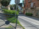 Viabilità ad Asti: in viale Partigiani una siepe impedisce la visibilità a chi si immette dalle strade laterali