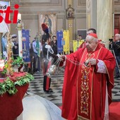 Monsignor Dziwisz ritratto durante la messa solenne