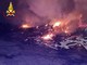 Ennesima notte di fuoco al campo nomadi di via Guerra: i pompieri al lavoro dalle 3 del mattino per tutto il giorno (FOTO E VIDEO)