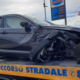 Incidente stradale a Castell'Alfero: un'auto finisce contro il muretto di un distributore di benzina