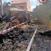 Bramairate: incendio sterpaglie si estende e coinvolge anche una legnaia e parte di una casa