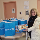 La Voce ... delle scuole: i giovani volontari UNICEF portano i "regali sospesi" ai bambini dell'ospedale di Asti La Voce ... delle scuole: i giovani volontari UNICEF portano i "regali sospesi" ai bambini dell'ospedale di Asti